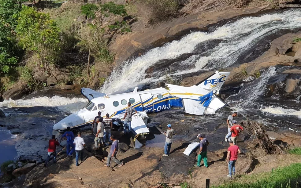 Imagem Ilustrando a Notícia: Investigação sobre acidente de avião que matou Marília Mendonça chega à reta final