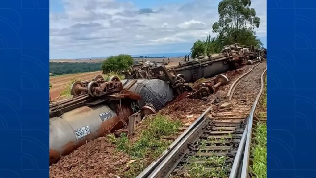 Imagem Ilustrando a Notícia: Câmera flagra momento em que 10 vagões tombam em descarrilamento de trem no Paraná; assista