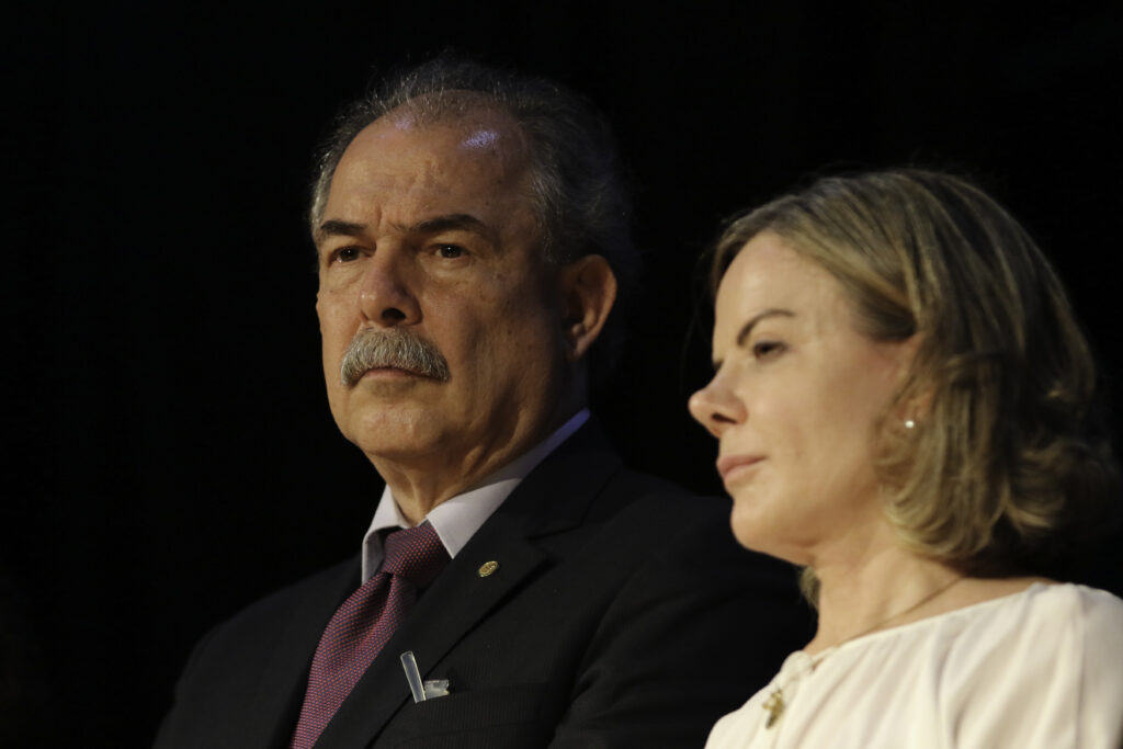 Imagem Ilustrando a Notícia: Lula anuncia Mercadante para presidência do BNDES