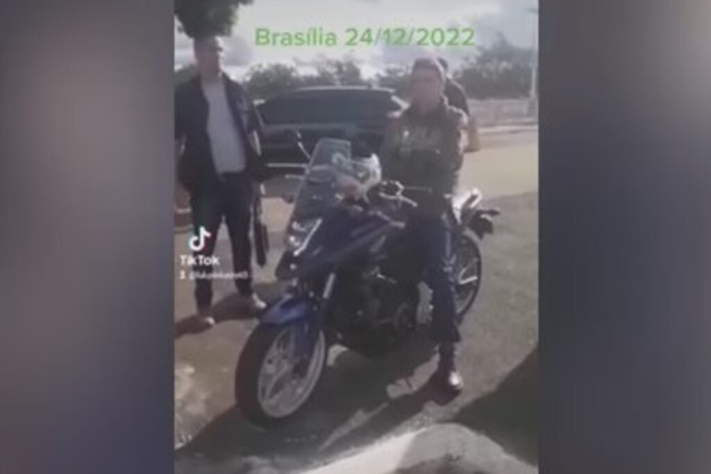 Imagem Ilustrando a Notícia: Bolsonaro faz primeiro passeio de moto após eleições