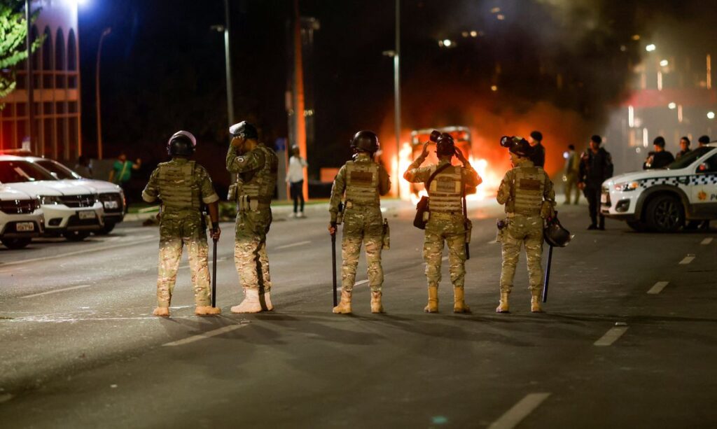 Imagem Ilustrando a Notícia: Policiais recolhem mais explosivos abandonados no Distrito Federal