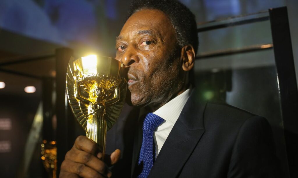Imagem Ilustrando a Notícia: Pelé está com infecção respiratória, diz boletim médico