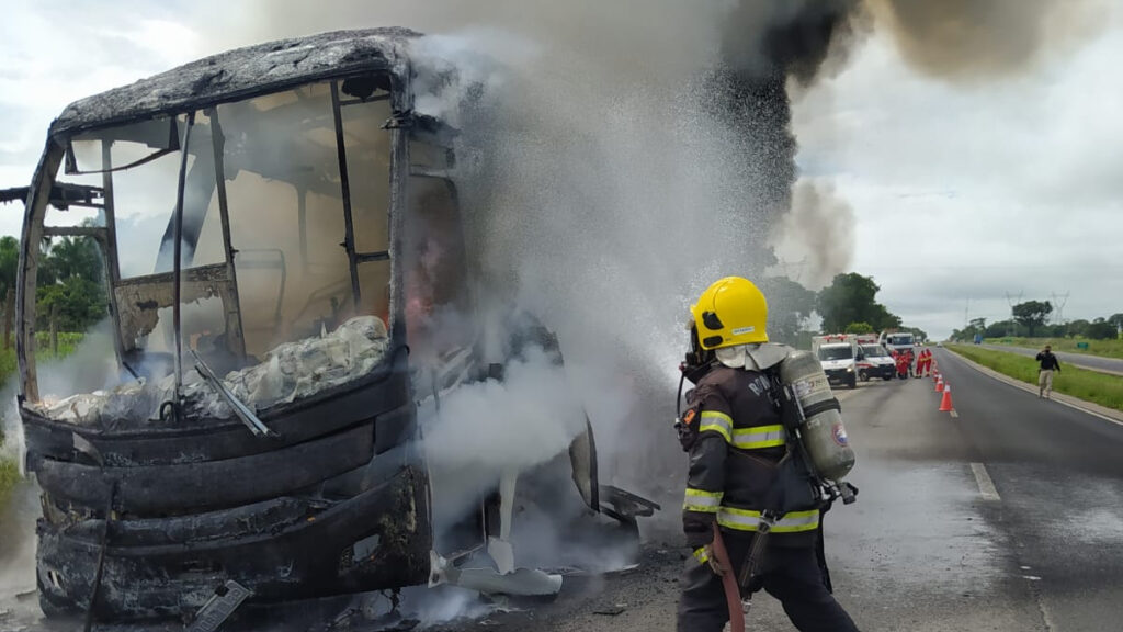 Imagem Ilustrando a Notícia: Ônibus é destruído após pegar fogo na BR-153, em Morrinhos