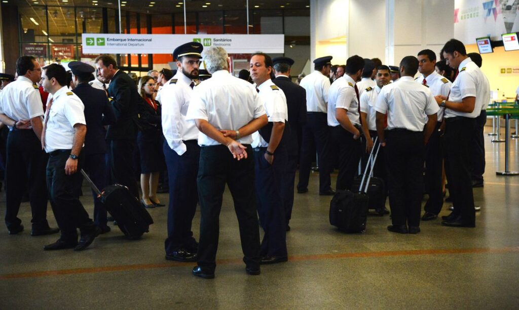 Imagem Ilustrando a Notícia: Aeronautas aprovam proposta das empresas e encerram greve