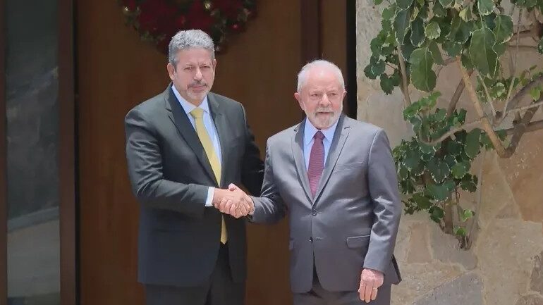 Imagem Ilustrando a Notícia: Lula volta a se reunir com Lira em meio à tensão para aprovar PEC da Transição