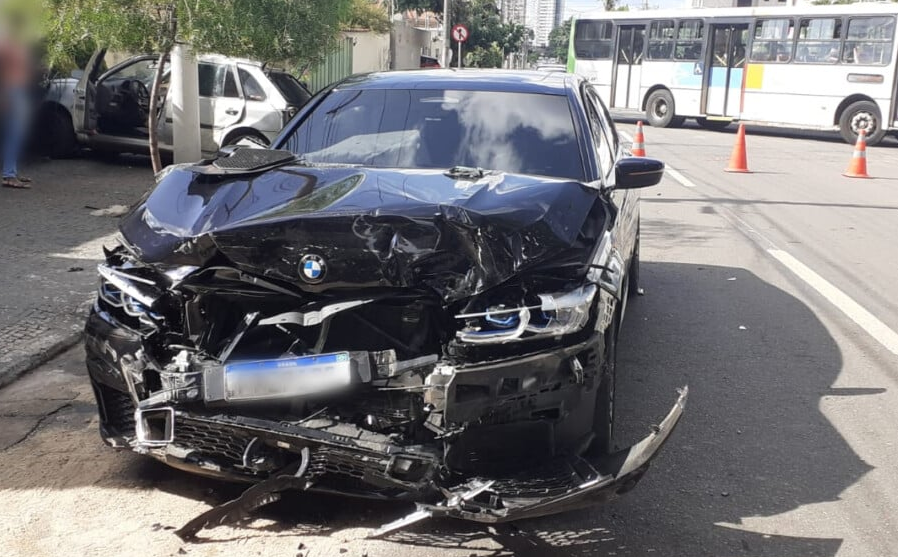 Imagem Ilustrando a Notícia: Motorista fica gravemente ferido após avançar sinal de pare e causar acidente em Goiânia