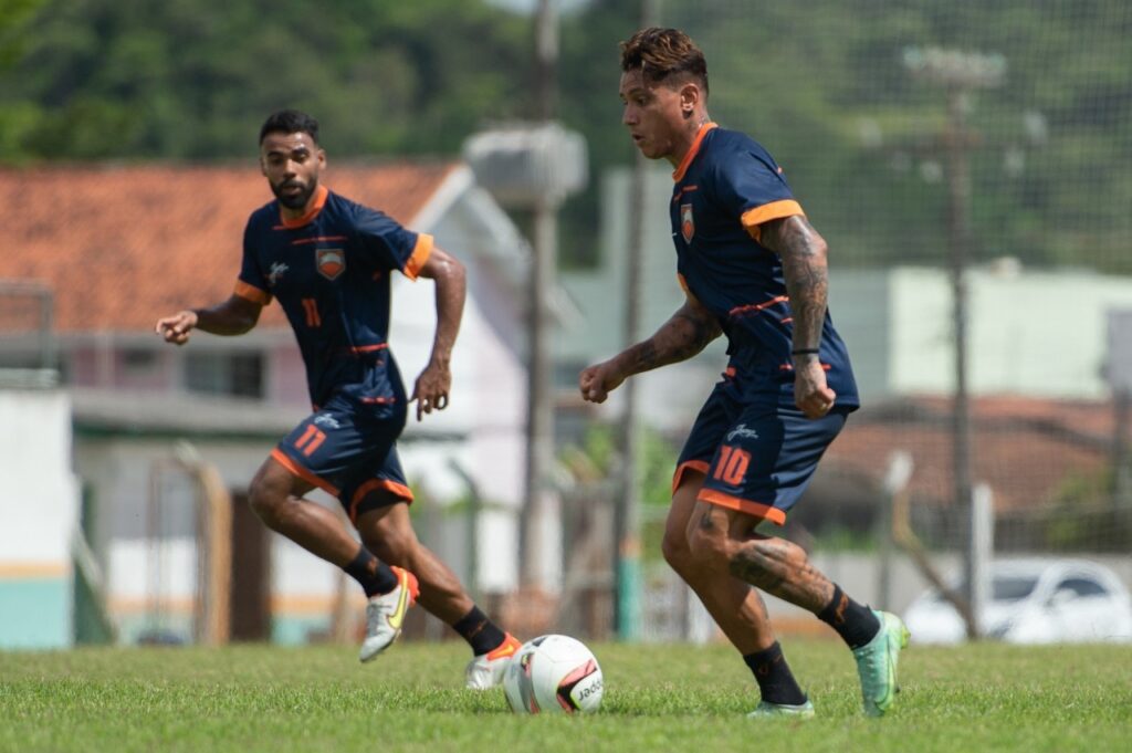 Imagem Ilustrando a Notícia: Ex-Fluminense, meia Dudu Figueiredo comemora acerto com o Camboriú para a disputa do Catarinense