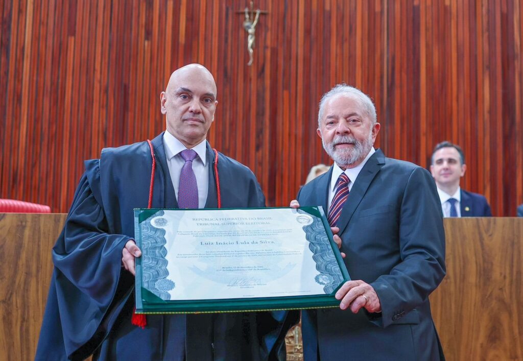 Imagem Ilustrando a Notícia: Lula e Alckmin são diplomados pelo TSE