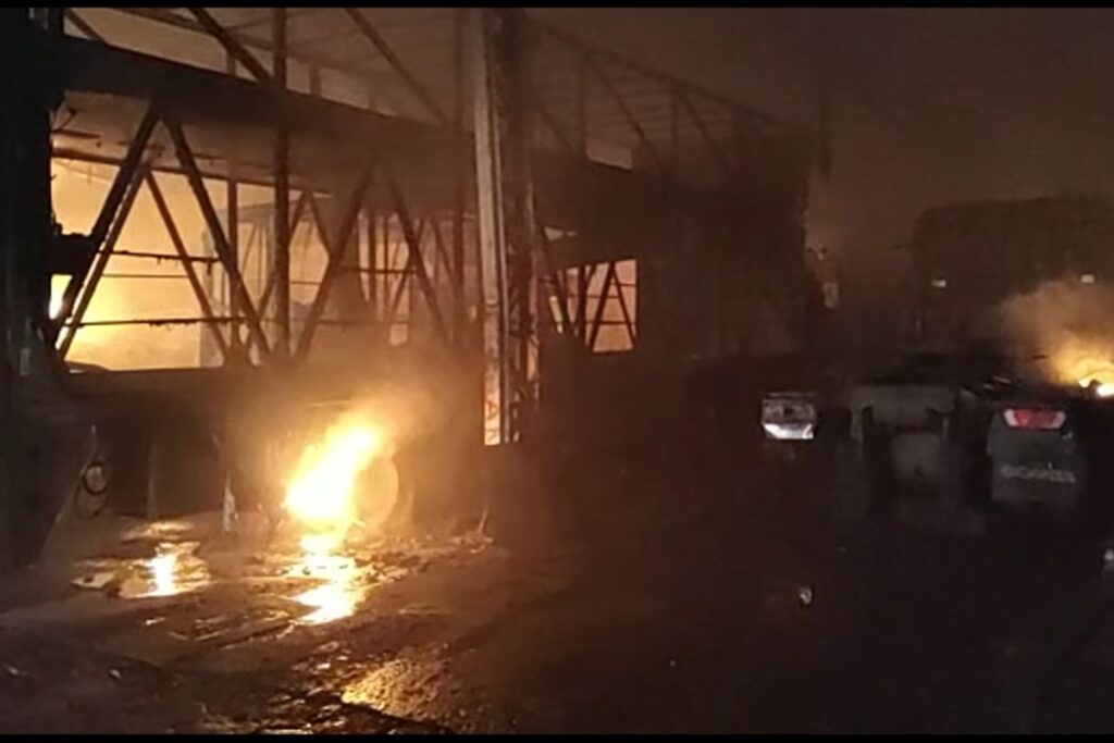 Imagem Ilustrando a Notícia: Bombeiros controlam incêndio ao lado de posto de combustível, em Anápolis