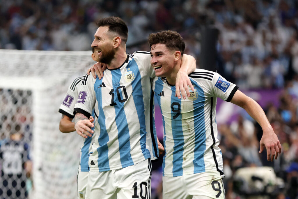 Imagem Ilustrando a Notícia: Argentina conquista o tricampeonato mundial e consagra Lionel Messi