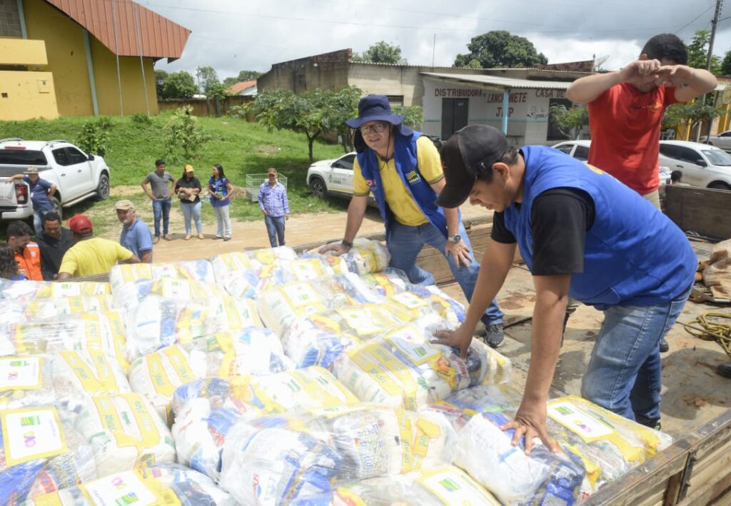 Imagem Ilustrando a Notícia: Governo de Goiás entrega 15 mil cestas básicas a comunidades afetadas pelas chuvas