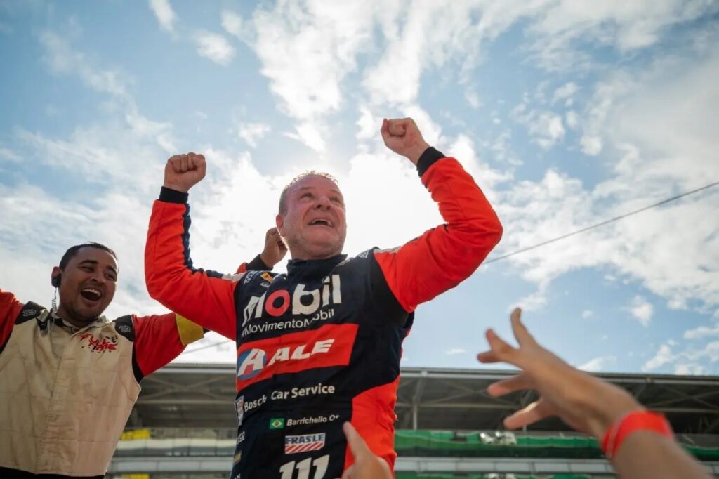 Imagem Ilustrando a Notícia: Após sete anos de jejum, Rubens Barrichello conquista bicampeonato da Stock Car em Interlagos