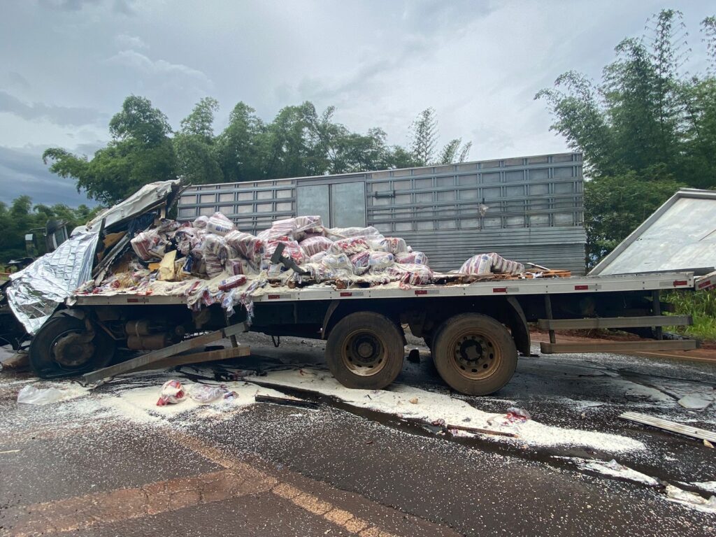 Imagem Ilustrando a Notícia: Caminhões colidem em Bom Jesus de Goiás e motorista morre
