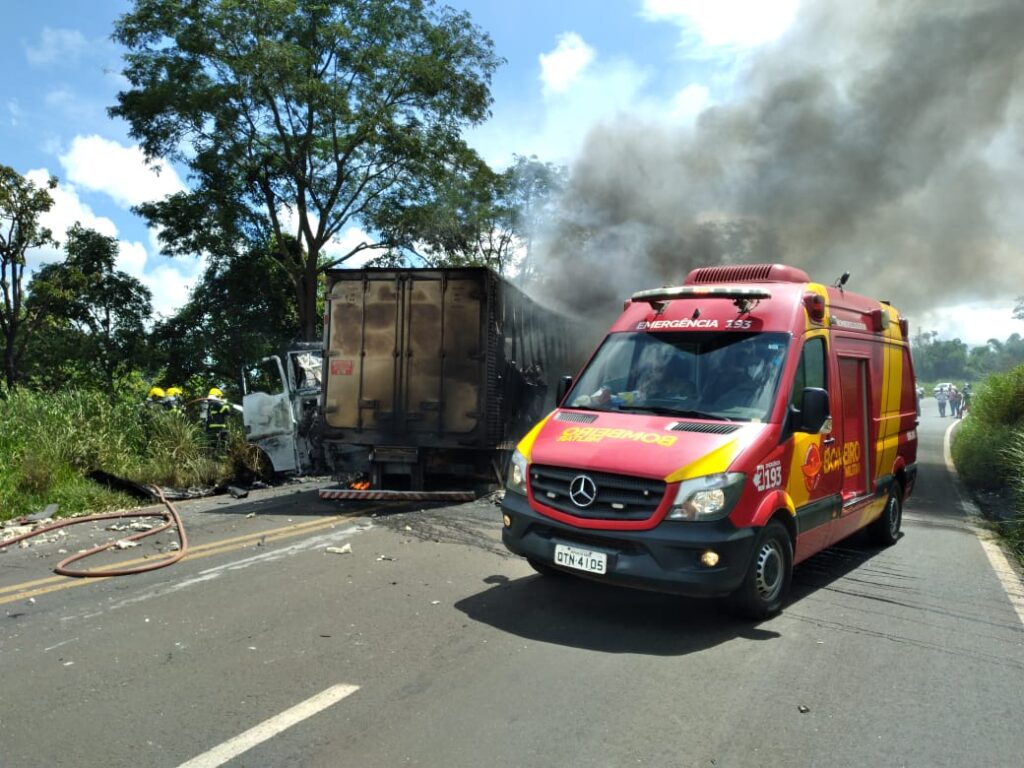Imagem Ilustrando a Notícia: Acidente com três caminhões em Mineiros termina em incêndio e morte