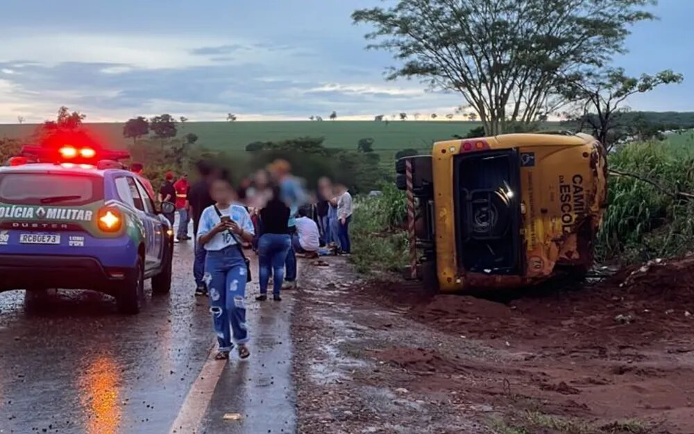 Imagem Ilustrando a Notícia: Ônibus escolar capota na GO-164 e deixa 13 feridos