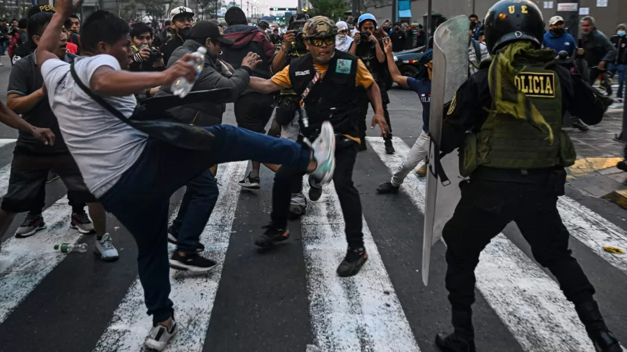 Imagem Ilustrando a Notícia: Duas pessoas morrem e quatro ficam feridas em protestos políticos no Peru