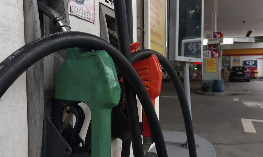 Imagem Ilustrando a Notícia: Gasolina tem média nacional inferior a R$ 5; Goiás marca R$ 4,78