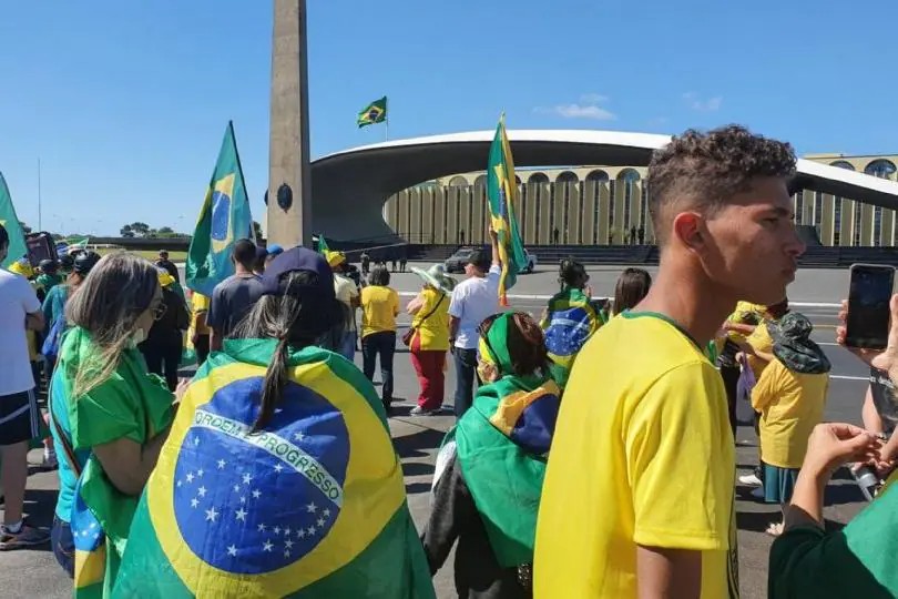 Imagem Ilustrando a Notícia: Caravanas de bolsonaristas e apoiadores de Lula chegam a Brasília para posse presidencial