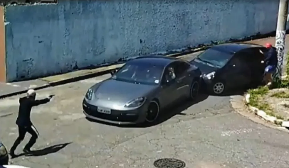 Imagem Ilustrando a Notícia: VÍDEO: Criminosos abrem fogo contra Porsche blindada em tentativa de assalto em SP