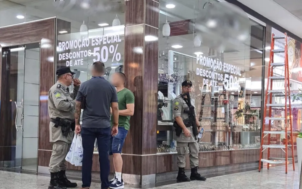 Imagem Ilustrando a Notícia: Criminosos fazem buraco em parede de joalheria em shopping e levam mercadorias, em Goiânia