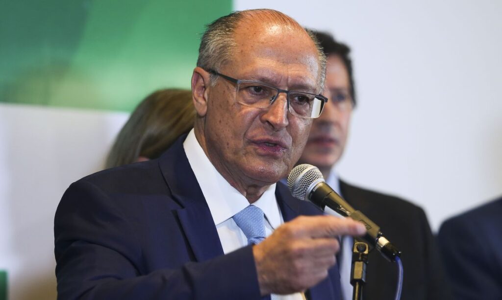 Imagem Ilustrando a Notícia: Alckmin recebe relatório de impactos da pandemia na educação