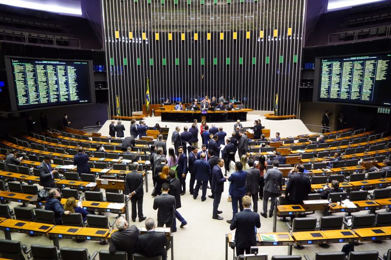 Imagem Ilustrando a Notícia: Câmara conclui 1º turno de votação da PEC da Transição