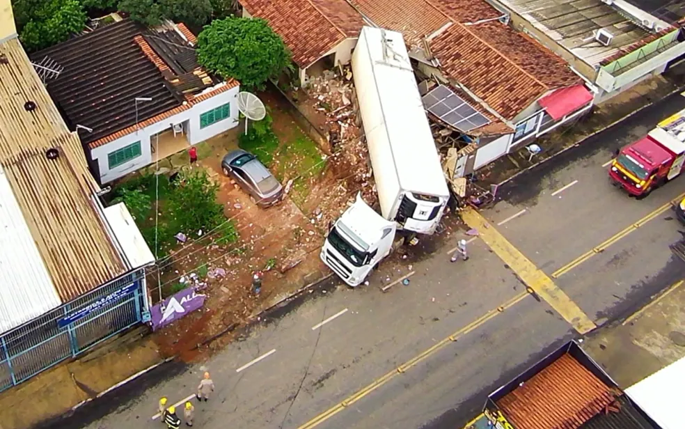 Imagem Ilustrando a Notícia: Carreta desgovernada invade três casas e derruba poste em Bela Vista de Goiás