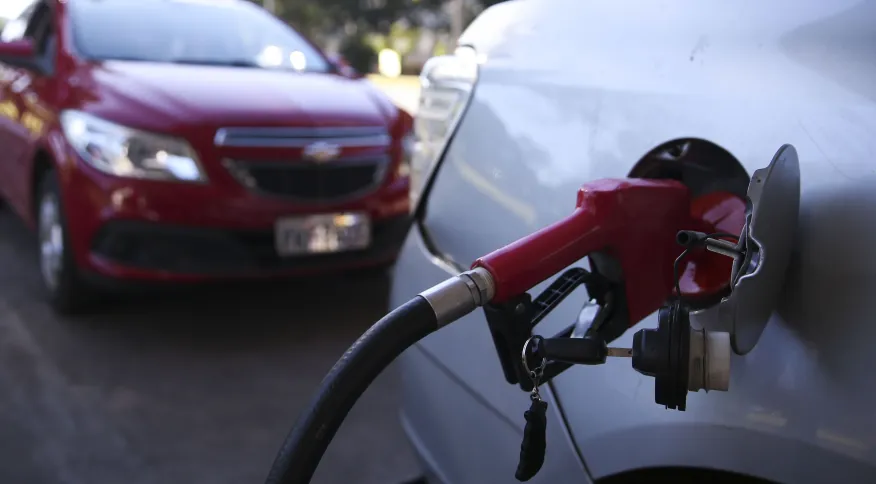 Imagem Ilustrando a Notícia: Preço médio da gasolina volta a ficar abaixo dos R$ 5, aponta ANP