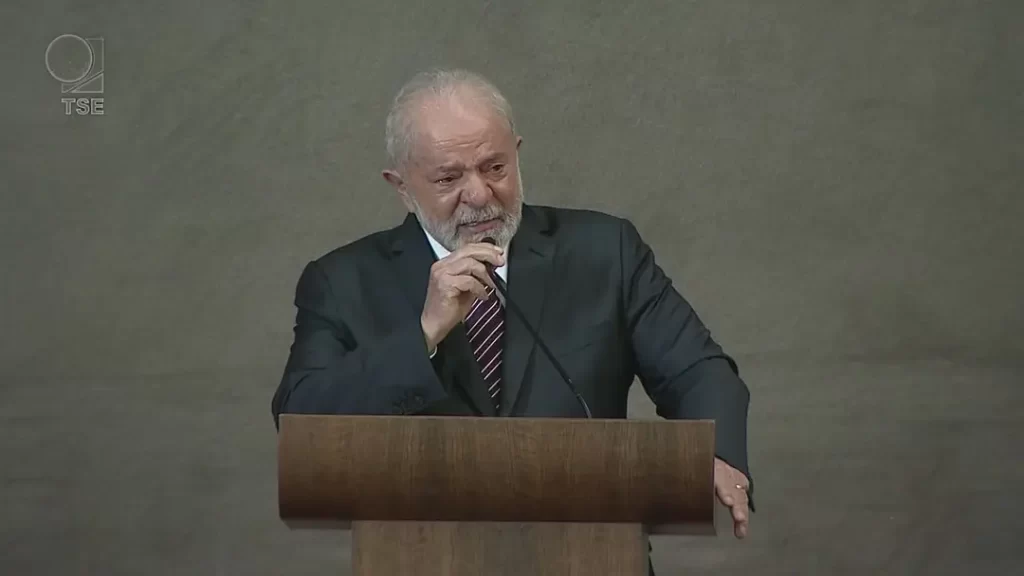 Imagem Ilustrando a Notícia: Lula defende democracia em discurso após diplomação