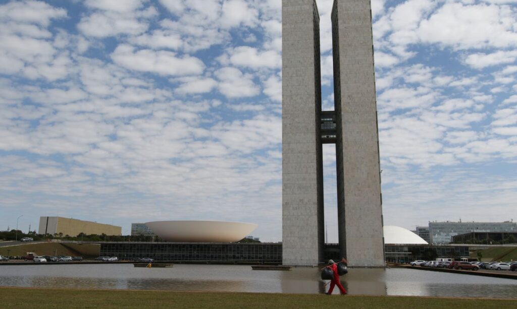 Imagem Ilustrando a Notícia: Congresso derruba veto à lei que proíbe arquitetura hostil