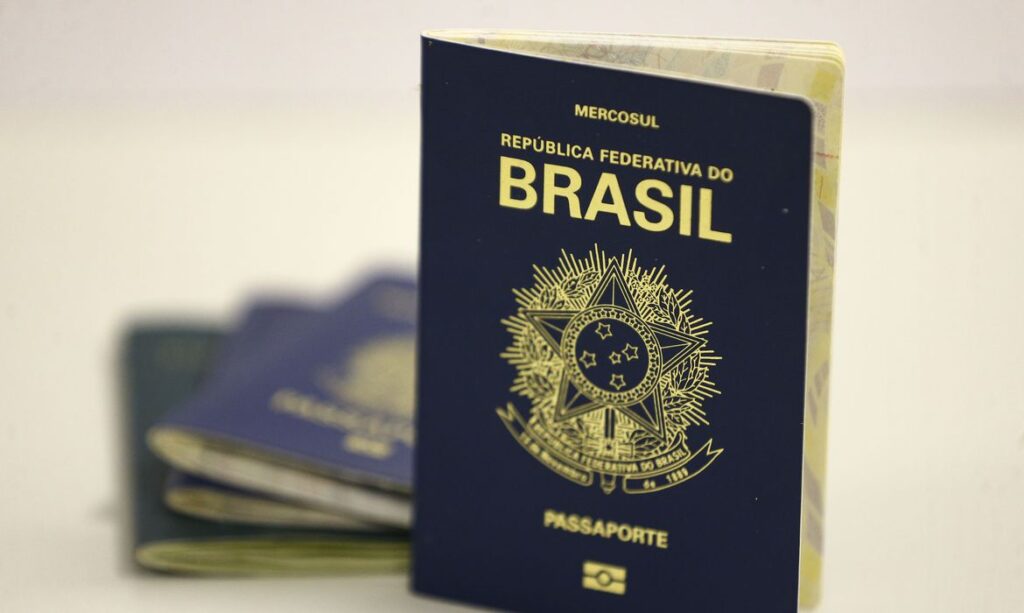 Imagem Ilustrando a Notícia: Fila para emissão do passaporte passa de 108 mil pessoas