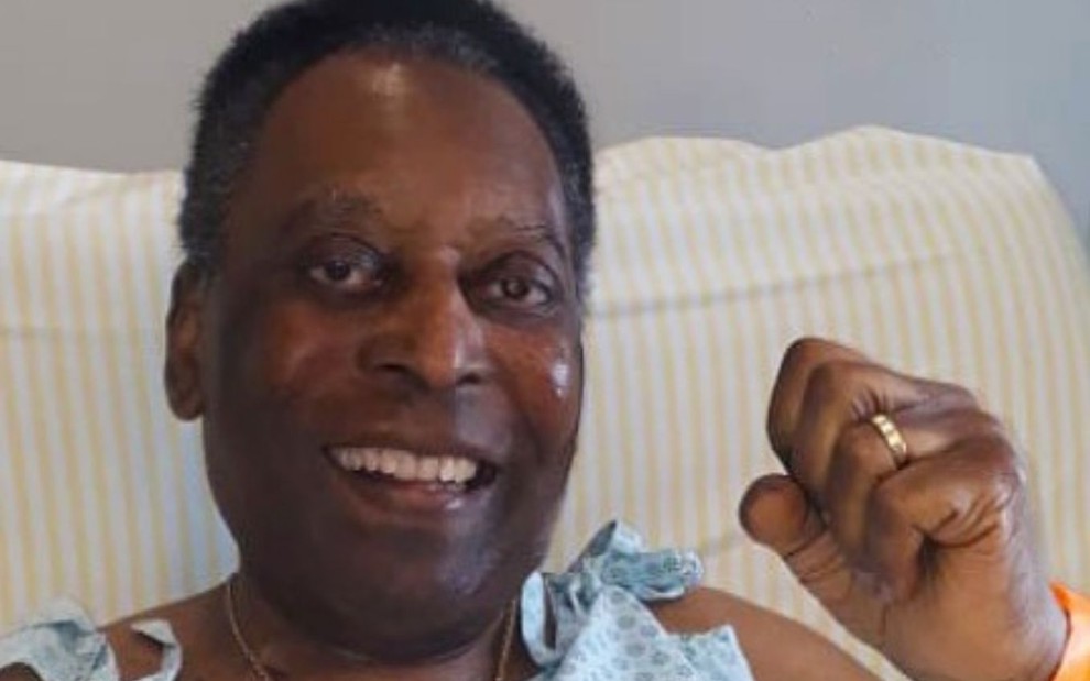 Imagem Ilustrando a Notícia: Hospital libera boletim médico de Pelé; ex-jogador se encontra estável