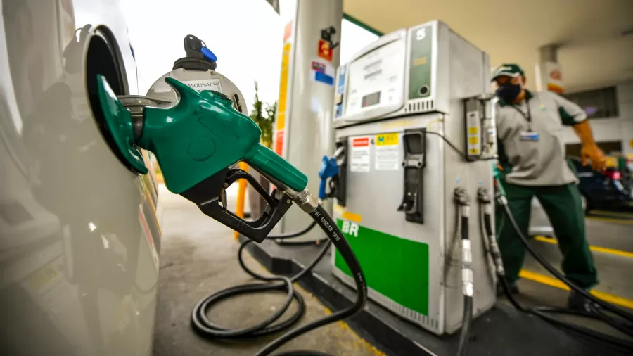 Imagem Ilustrando a Notícia: Redução no preço do diesel e gasolina para distribuidoras começa nesta quarta-feira
