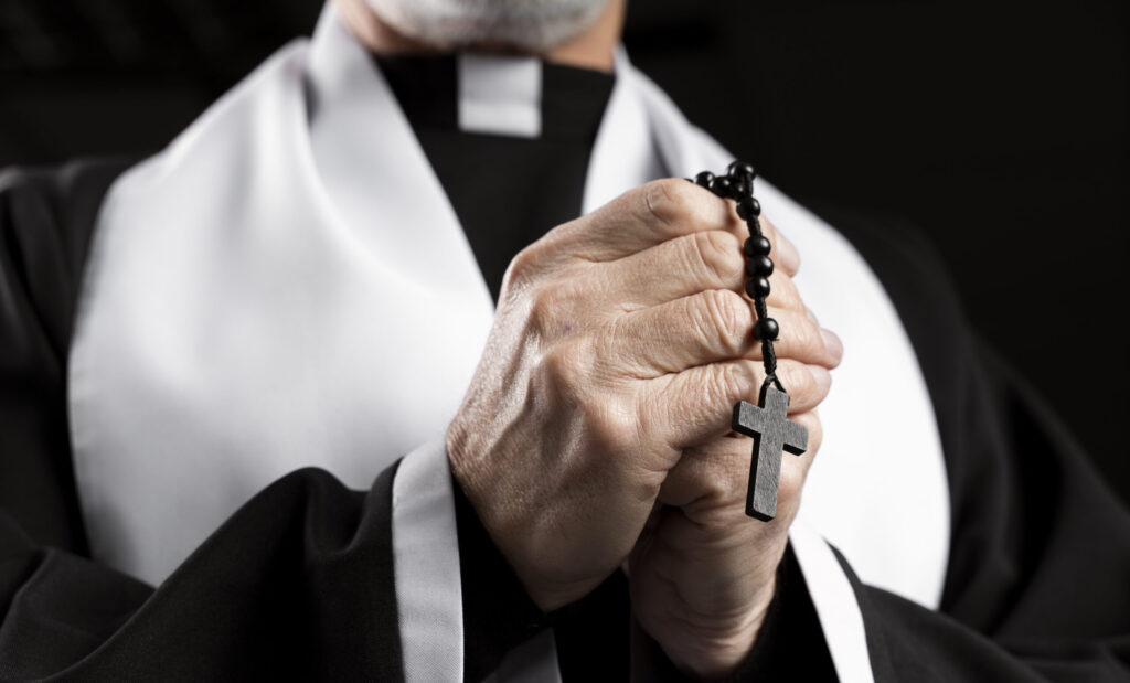 Imagem Ilustrando a Notícia: Homem finge ser padre e dá golpe em igreja católica de Anápolis