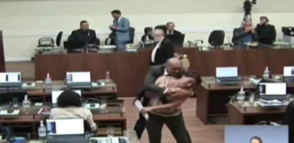 Imagem Ilustrando a Notícia: Vídeo: Vereadora é abraçada e beijada à força na Câmara de Florianópolis