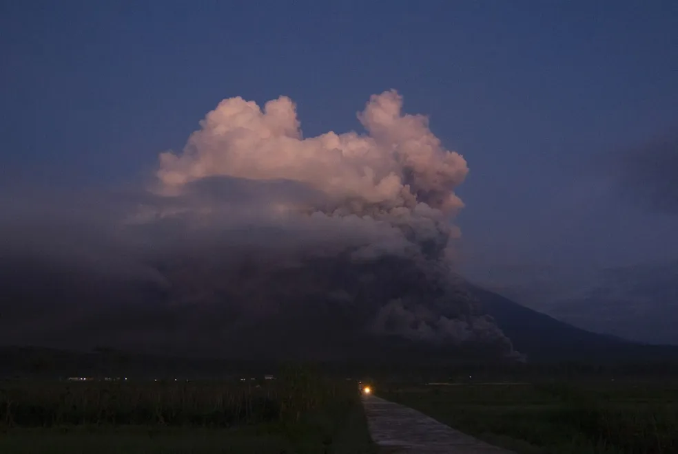Imagem Ilustrando a Notícia: Indonésia determina evacuação de 2 mil pessoas após erupção do vulcão Semeru