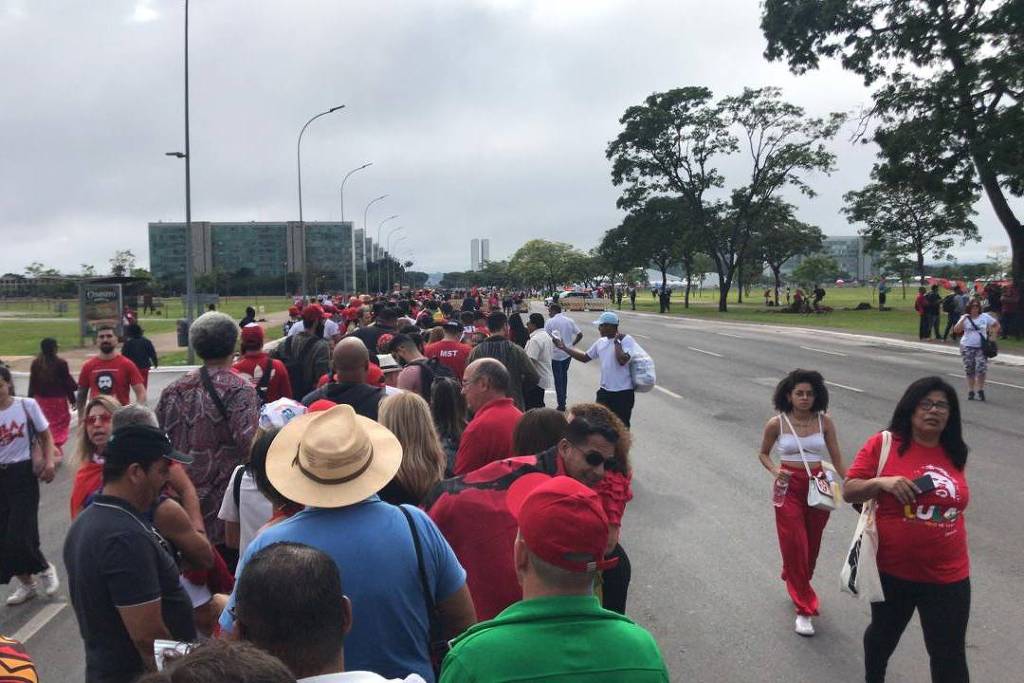 Imagem Ilustrando a Notícia: Apoiadores chegam à Esplanada dos Ministérios para posse de Lula e enfrentam fila