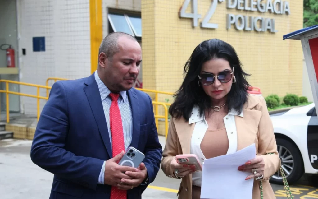 Imagem Ilustrando a Notícia: Solange Gomes comparece em delegacia para prestar queixa contra Monique Evans