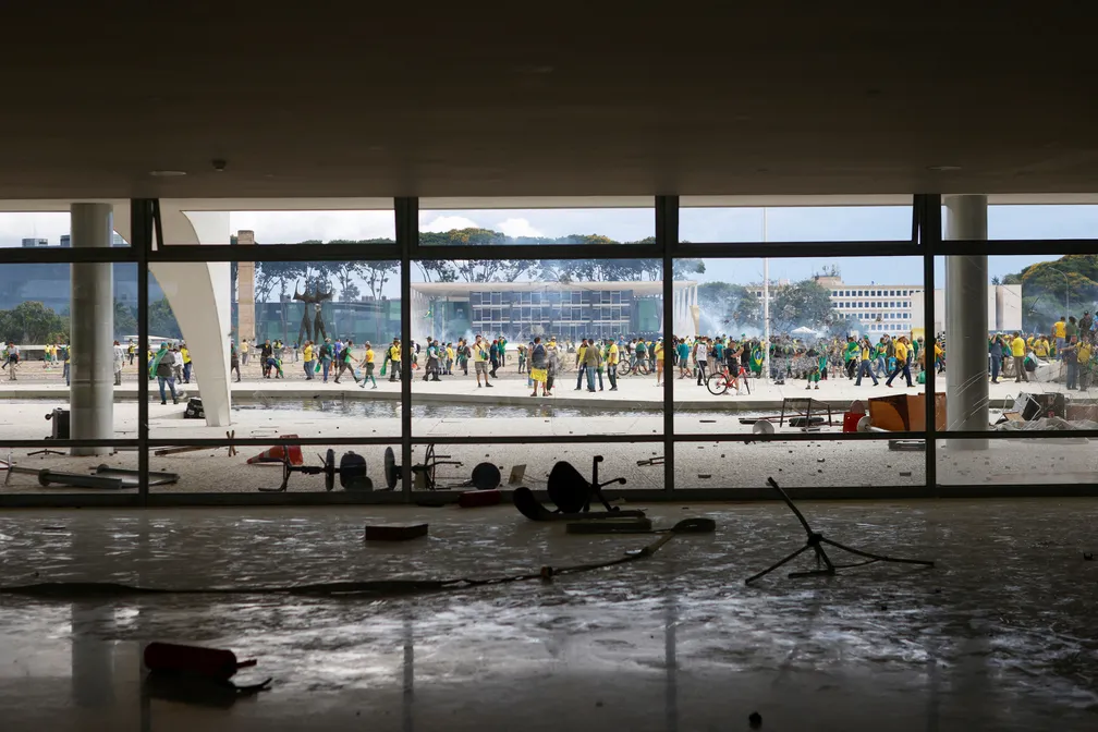 Imagem Ilustrando a Notícia: Três Poderes prometem punir terroristas e financiadores de vandalismo em Brasília