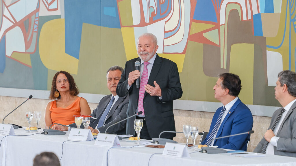 Imagem Ilustrando a Notícia: Lula critica independência do Banco Central e diz não haver motivo para Selic em 13,75%