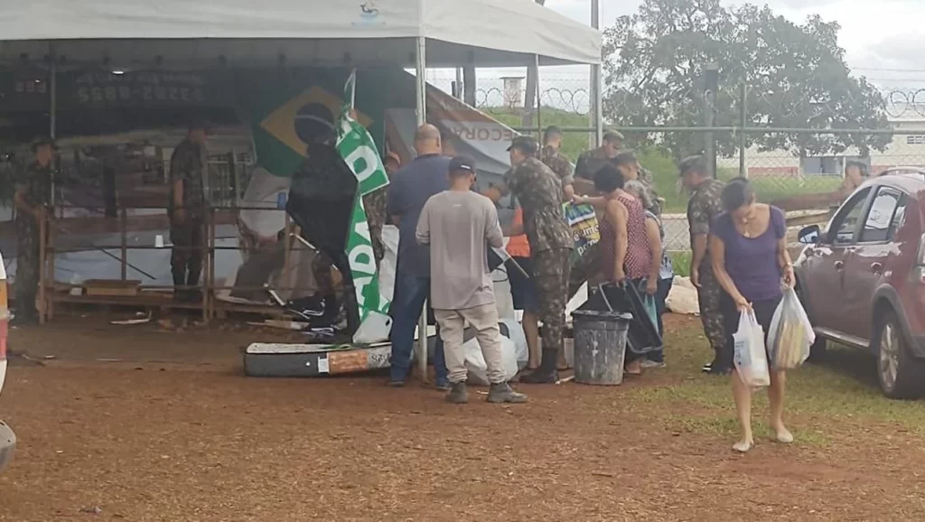 Imagem Ilustrando a Notícia: Acampamento bolsonarista é desmobilizado em frente ao quartel de Goiânia