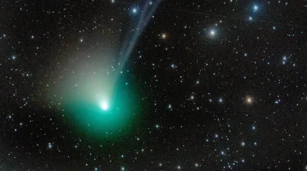 Imagem Ilustrando a Notícia: Cometa verde se aproxima da Terra após 50 mil anos; saiba quando e como vê-lo