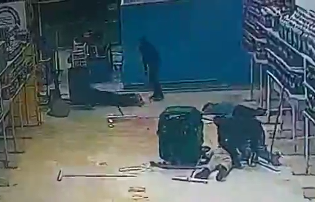Imagem Ilustrando a Notícia: Sete funcionários são rendidos durante assalto em hipermercado de Goiânia; veja o vídeo