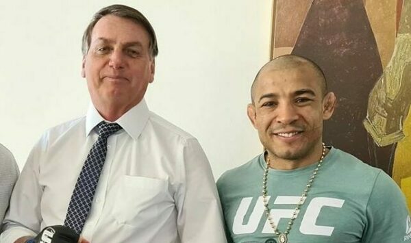 Flavio e Jair Bolsonaro juntos com o lutador Jose Aldo e1674335254120