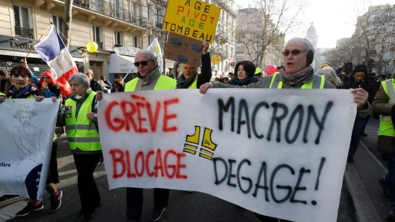 Imagem Ilustrando a Notícia: Cerca de 1 milhão de franceses vão às ruas em protesto contra nova idade para aposentadoria