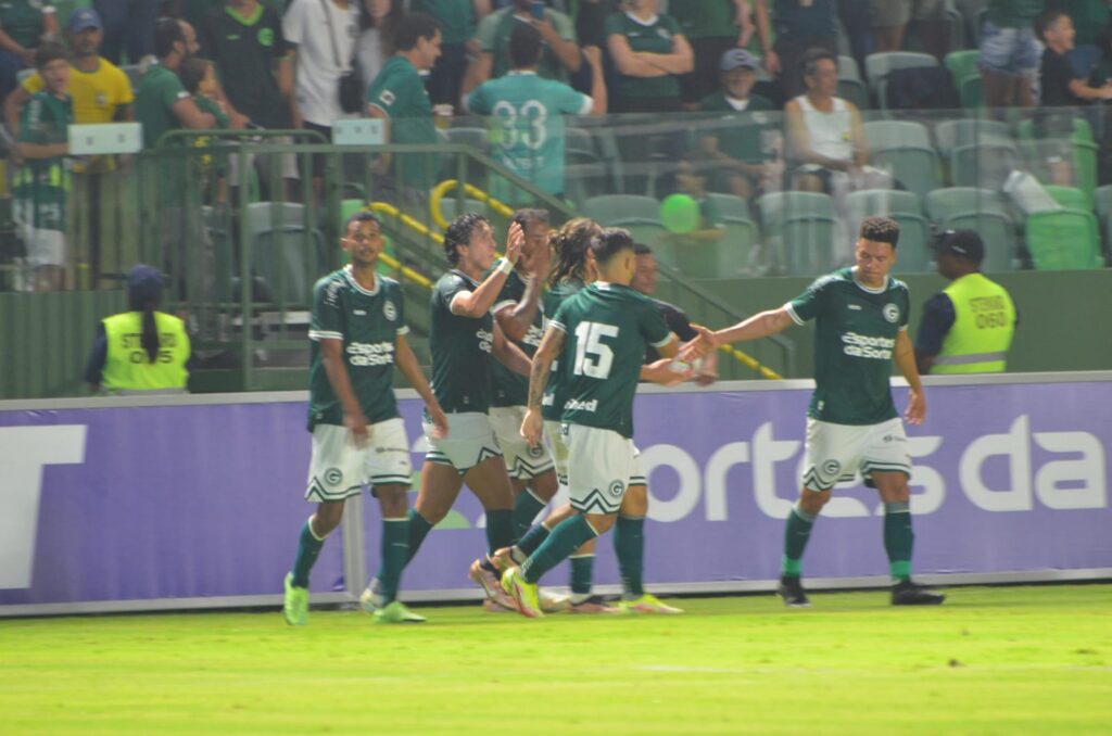 Imagem Ilustrando a Notícia: Com gol de Apodi, Goiás derrota a Aparecidense, no encerramento da primeira rodada do Goianão