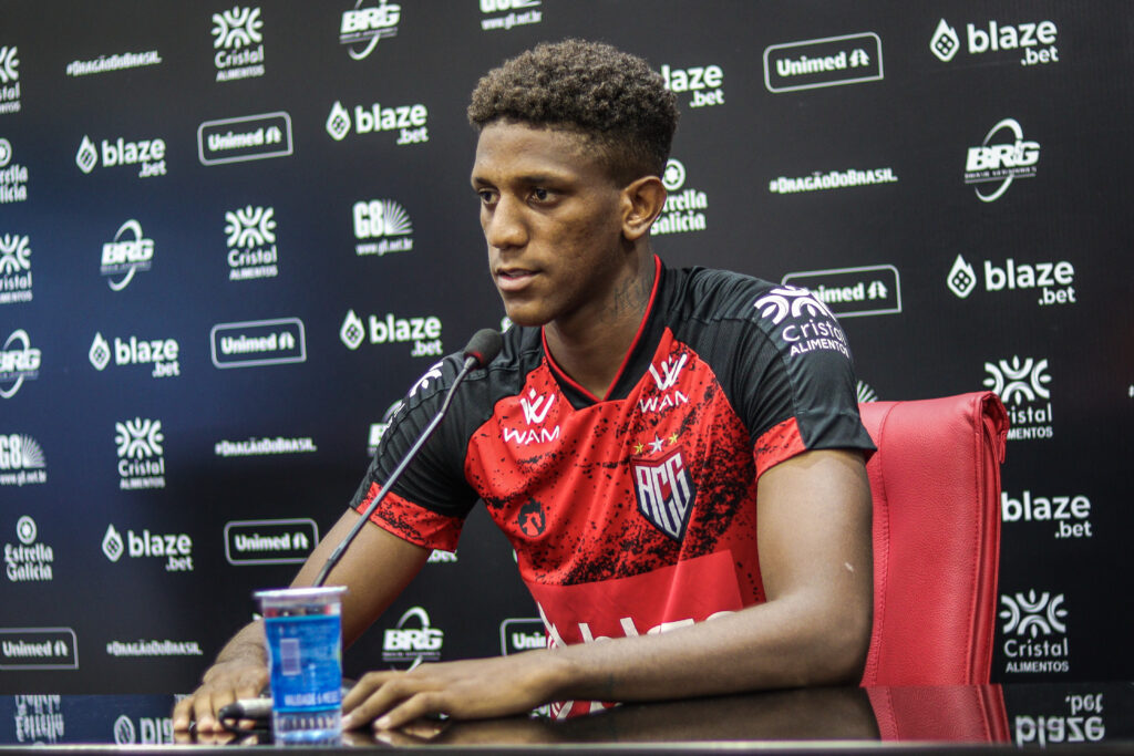 Imagem Ilustrando a Notícia: Michel espera ter sequência para se firmar no time titular do Atlético Goianiense