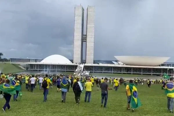 Imagem Ilustrando a Notícia: Manifestantes bolsonaristas invadem o Congresso Nacional
