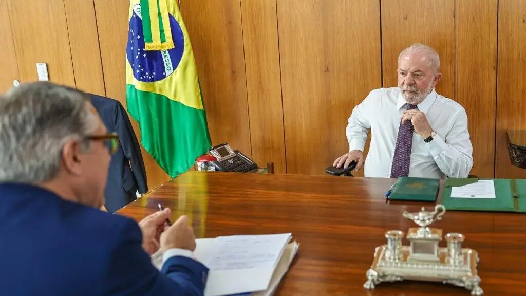 Imagem Ilustrando a Notícia: Lula proíbe entradas de celulares no gabinete presidencial