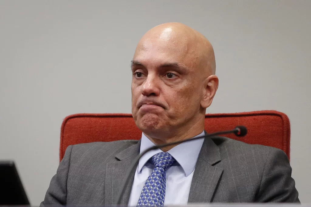 Imagem Ilustrando a Notícia: Moraes envia à PGR pedido de suspensão de posse de deputados bolsonaristas suspeitos de envolvimento em atos terroristas